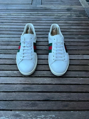 Gucci ace skor  - Gucci skor | Mycket bra skick | Nypris 9000kr mitt pris 2199 | Storlek 42,5 | Innermått 27,5cm | Hör av dig vid minsta fråga eller fundering📩