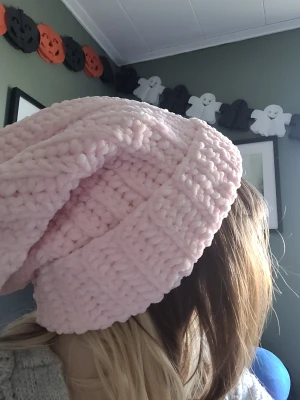 Handvirkad ljusrosa chunky mössa - Supermysig handvirkad mössa i velour garn(kan göra i andra om du skulle vilja). Jag gör allt på beställning så måtten är anpassade för just dig.