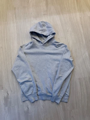 hoodie Uniqlo storlek M - Snygg grå hoodie från Uniqlo i storlek M. Använt några få gånger utan defekter..