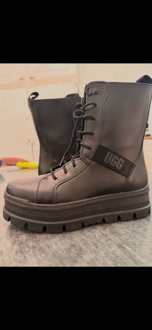 UGG - Säljer ett par svarta boots från UGG, skorna är helt oanvända (endast testade). Köpta från Uggs hemsida. Nypris: 2100kr. 