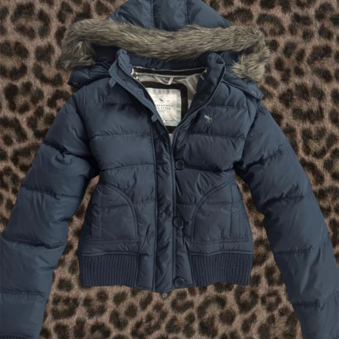 SÖKER Mörkblå pufferjacka Abercrombie