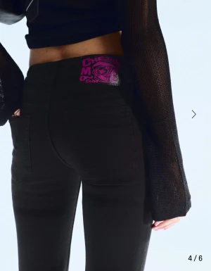 Weekday bootcut Jeans - Storlek: 24/32 Svarta bootcut jeans från weekday använder för dom är för små för mig🩷kan vara lite defekter längst ner men inget som man tänker på.