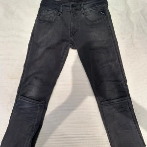 Replay jeans - Säljer ett par mörkgrå replay jeans i anbass hyperflex med måtten 29/34! :)