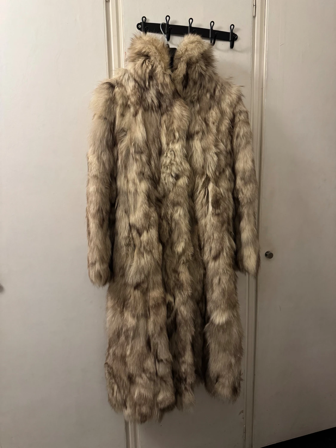 Beige lång pälsjacka med huva - 1