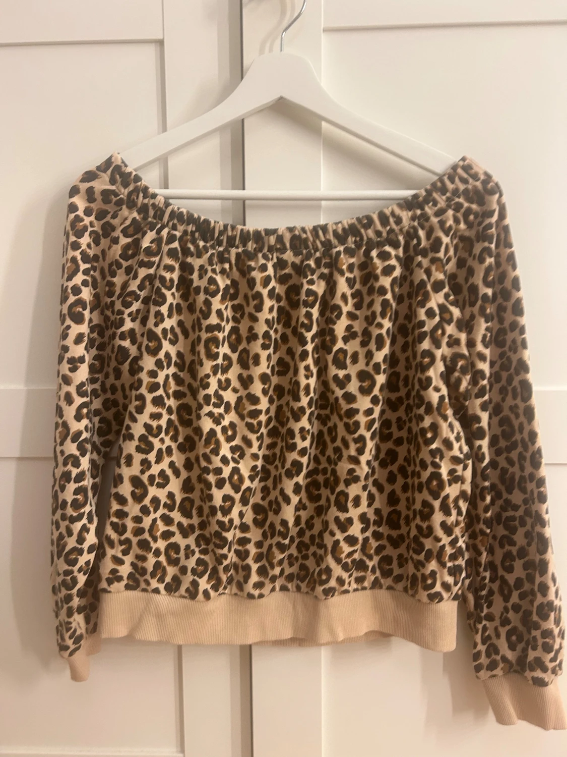 Leopardmönstrad offshoulder tröja M
