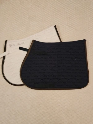 Schabrak från fairfield  -  2 Helt oanvända schabrak från hööks, det vita har använts vid lek och är därav lite smutsig vid nedre kant men tvättas såklart innan påstning tillsammans 250 kr