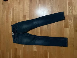 Tiger of Sweden jeans mörk blå   - Snygga oanvända jeans ifrån tiger of Sweden. Helt nya. Passar  med nästan allt och nästan till allt skola,vänner,fest allt storlek 27/32. Priset kan diskuteras 
