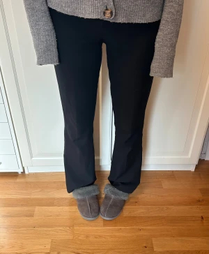 Svarta kostymbyxor BikBok - Jättesnygga högmidjade kostymbyxor! Sparsamt använda 🥰