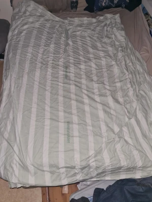 Påslakan kriminalvården 2025 - Döm mig men det är skills att lyckas ta me sig något från fängelset.   Säljer mitt påslakan.  Nytvättad från Kv medel. Storlek: 180x140cm .