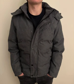 Vinterjacka - Säljer min vinterjacka i väldigt bra skick, använd fåtal gånger. Priset är inte hugget i sten. Hör av dig vid minsta fundering 🙌