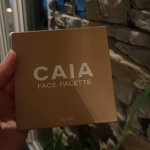 CAIA Face Palette Classy - Snygg face palette från CAIA i färgen Classy. Paletten innehåller bronzer, rouge och highlighter i varma, naturliga toner. Den är använd, har dock använd mest highlightern, och pris går att diskuteras💓