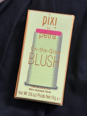 Pixi On-the-Glow Blush Ruby - On-the-Glow Blush i färgen Ruby från Pixi by Petra. Det är en fuktgivande stick med pH-reaktiv formula som ger en naturlig rödrosa ton på kinder och läppar. Innehåller ginseng, aloe vera och fruktextrakt. Praktisk stickform, 19g.