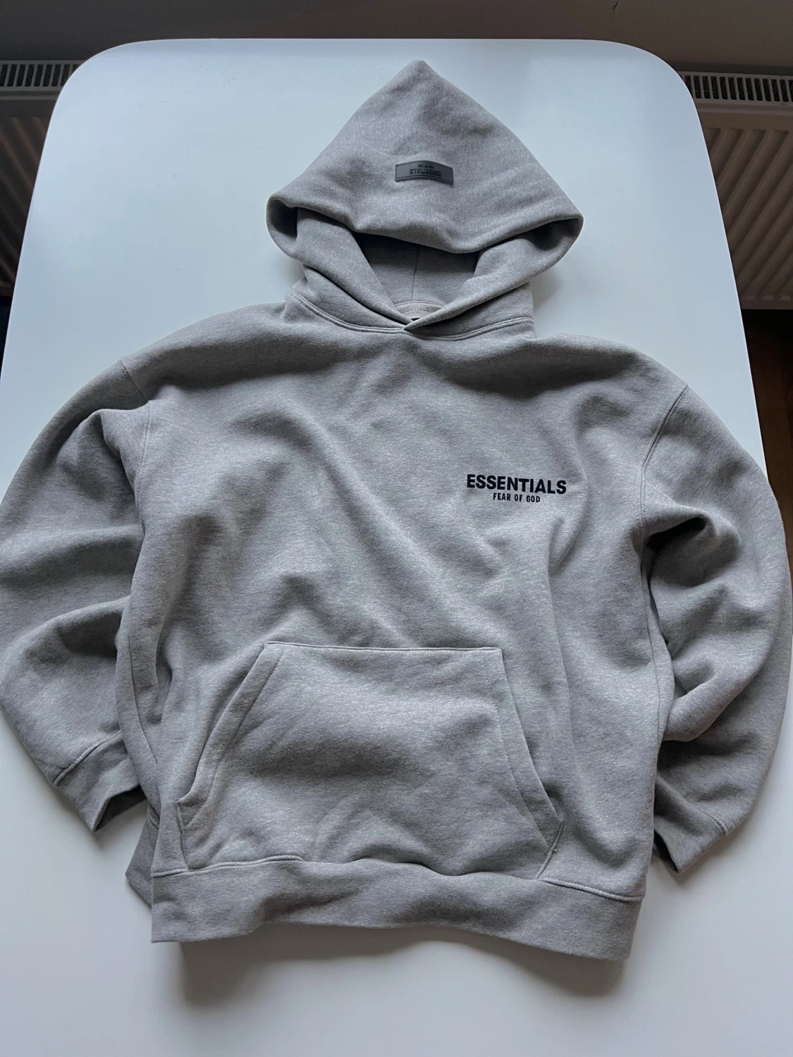 Grå Essentials Fear of God hoodie