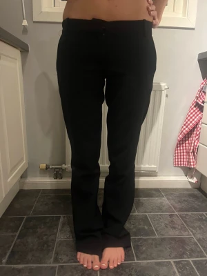 Svarta  kostymbyxor - Snygga svarta kostymbyxor från Bikbok, använder inte någon mer och dem är superlågmidjade 