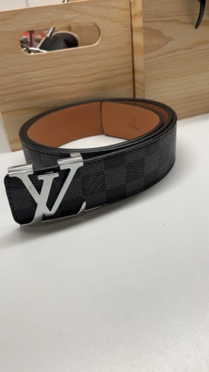 L v bälte - Ett grått L v bälte som passar perfekt om du vill ha något som lyfter upp din outfit lite eller bara som present nu inför julen.                                     Pris kan diskuteras ✅