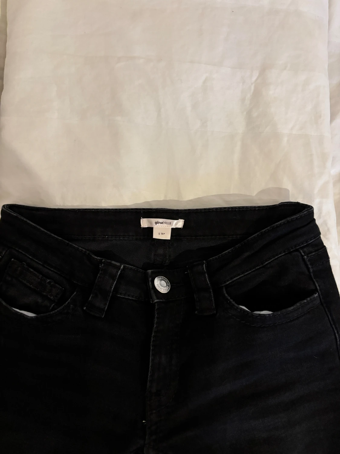 Svarta bootcut jeans från Gina Tricot - 3