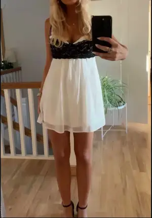 Så söt vit klänning med spets från Elise Ryan. Är precis som ny inga defekter, är storlek 38 men skulle säga att den passar som en S, helt slutsåld överallt går inte att få tag på🥰🥰