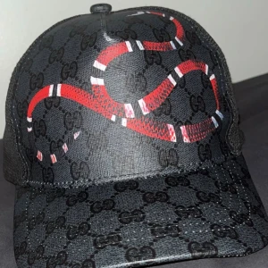GG Keps - Säljer nu min gg snake keps då jag inte använder den. Kepsen är i mycket bra skick och har bara använts ett fåtal gånger. Skriv gärna vid intresse!