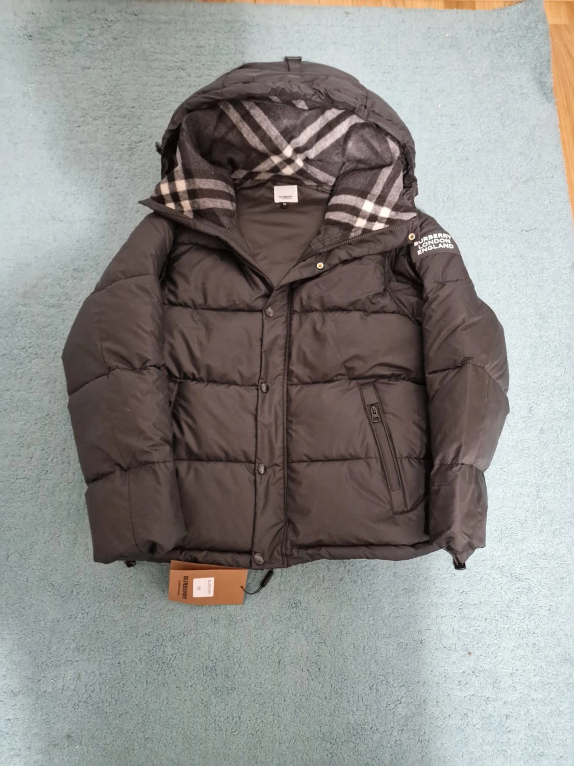 Svart Burberry pufferjacka med huva