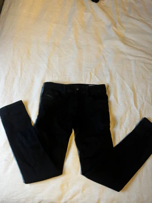 DIESEL JEANS - Feta svarta diesel jeans i storlek 16y. Helt oanvända. Storleken kan översättas till ungefär 28W/30L.