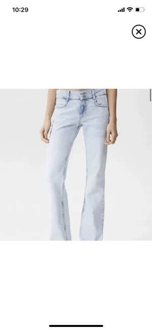Lågmidjade bootcut jeans Pull&Bear - Säljer dessa lågmidjade bootcut jeansen från Pull&Bear då de inte kommer till användning längre. De har två snygga knappar och klassiska fem hörnsfickor. De är slitna längst ner men detta syns inte om man är 168cm. Priset går att diskuteras. Självklart tvättas de innan leverans så de inte är skrynkliga🩷