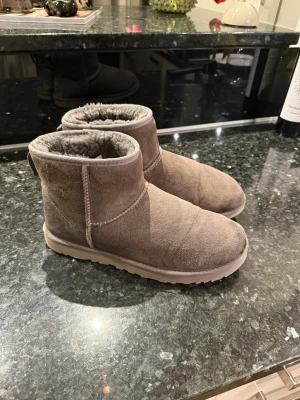 Ugg  boot - Snygga uggs i topp skick, använda försiktigt 1 säsong och kommer inte till användning längre. Perfekt till vintern! Kvitto finns digitalt, Ny pris: 2300