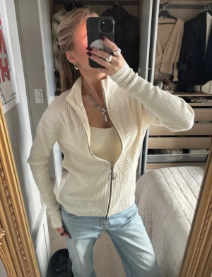 Kofta från Marc Cain - Såå snygg o skön! Finns ingen materiallapp kvar men tror ull/cashmere. Orginalpris minst 1500kr💞