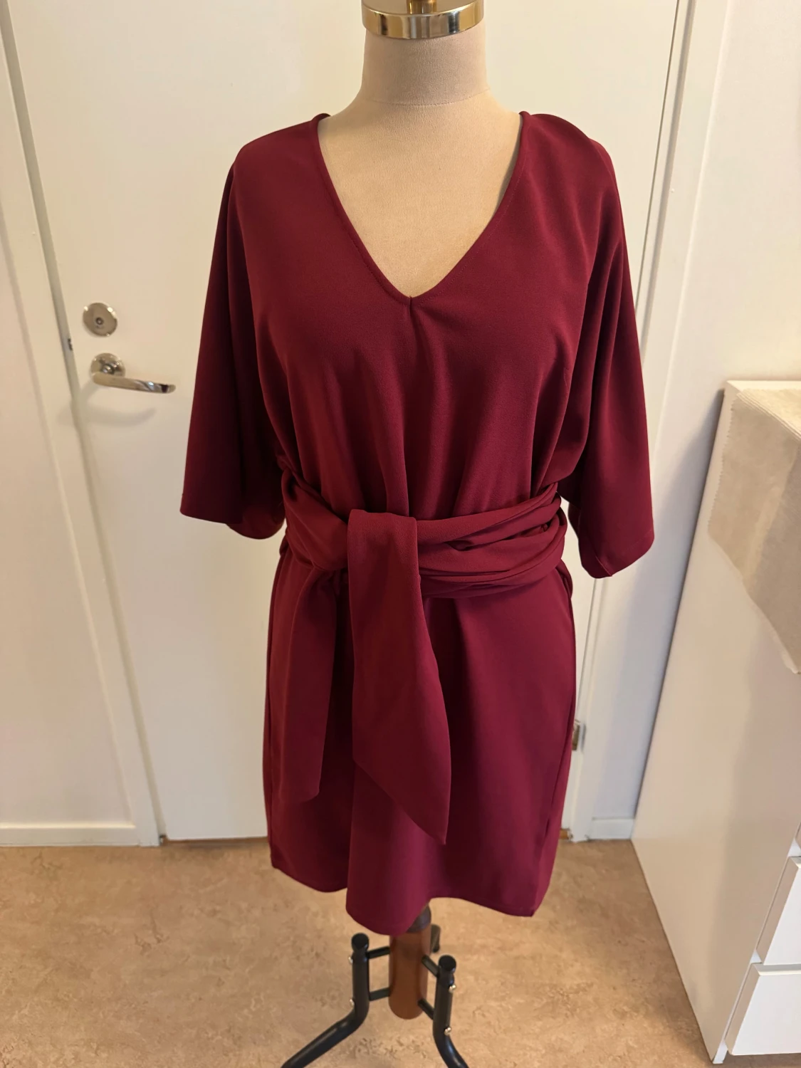 Vinröd omlottklänning från Make Way