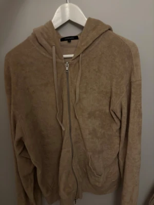 Beige frotté hoodie från Paul & Friends - Säljer en fin frotte hoodie från Paul & Friends. Relaxed vibe med långärmad passform. Nypris omkring 1500kr 