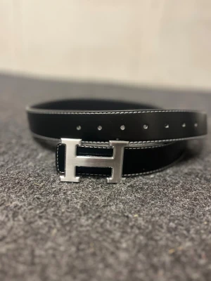 Svart bälte - Snyggt svart bälte helt nytt