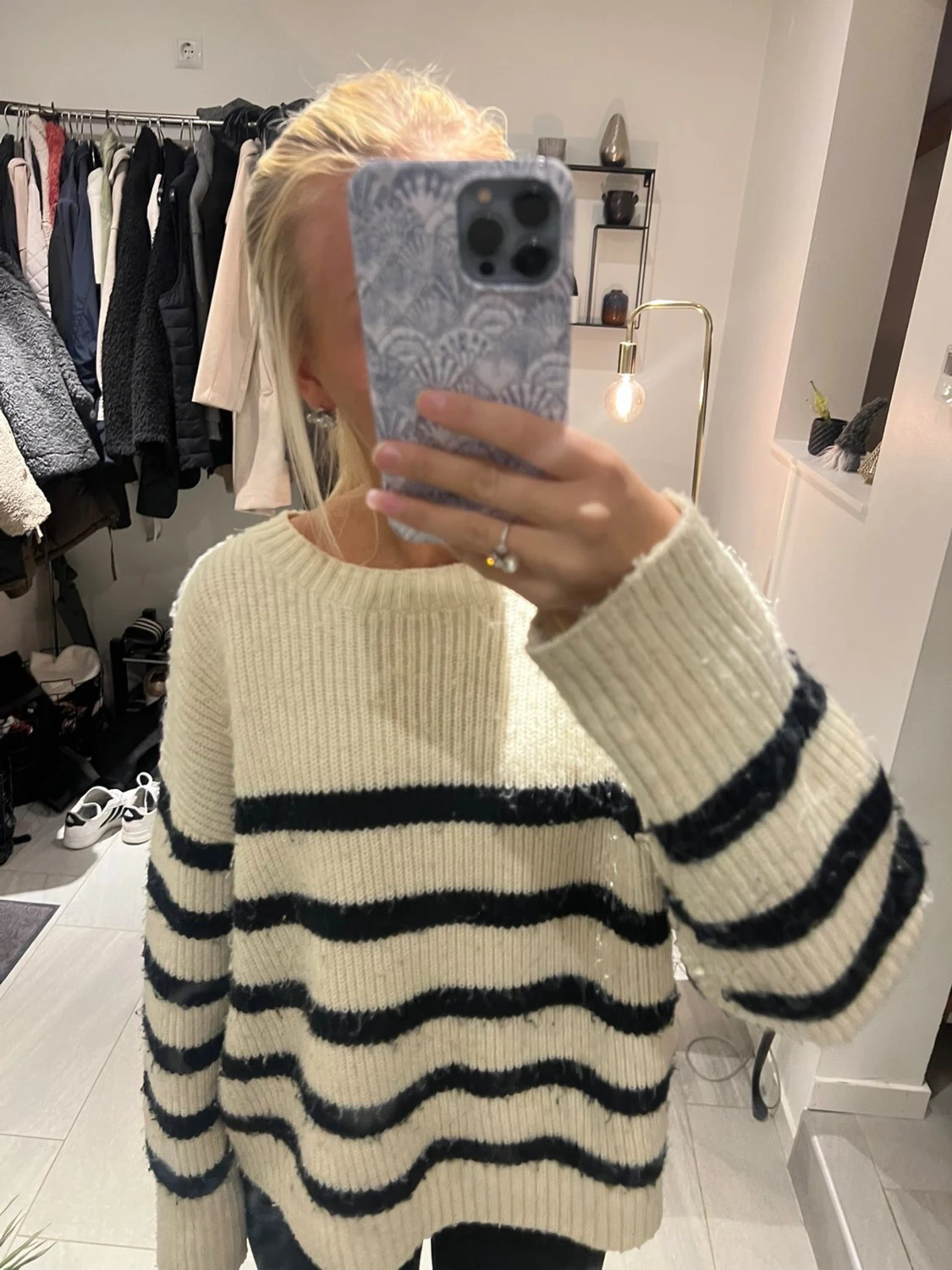 Randig stickad tröja i offwhite - 1