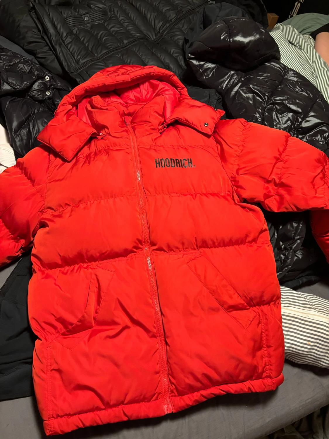 Röd pufferjacka från Hoodrich - 3