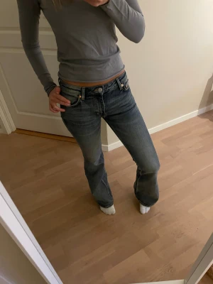 Blåa low waist bootcut jeans  - Supersnygga low waist bootcut jeans. Använda några gånger