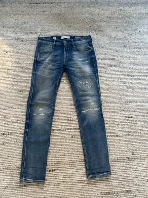 Replay jeans ”aged 10 years”  - Ett av dom fetaste Replay jeansen jag sätt otrolig passform och otroligt skick, storlek 29,32 men skulle säga att dom sitter mer som 31/32, midja 40 längd 101 