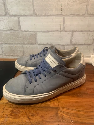 Brunello Cucinelli  - Säljer dessa Brunello Cucinelli skorna i storlek : 43.        Passar 44! Skorna skick är väldigt bra 8/10 och bättre Brunello Cucinelli skor för detta priset hittar du inte!              Ny pris i Europa ligger runt : 10 tusen.                             Mitt pris: 1990 pga av att box saknas 