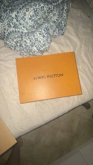 L V  - Säljer en oanvänd väska 