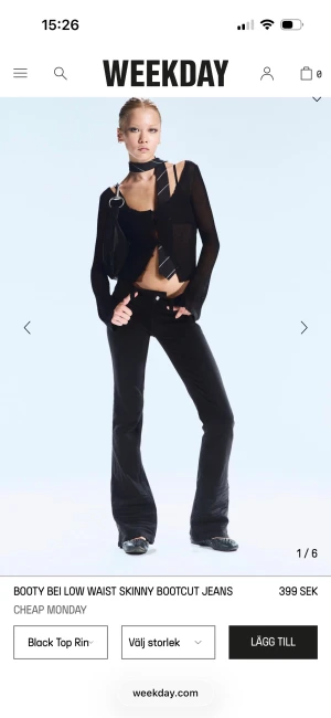 Svarta bootcut jeans från Cheap Monday - Säljer ett par booty Bei low waist skinny bootcut jeans från Cheap Monday i färgen Black Top Rinse! Helt nya oanvända med prislapparna kvar❣️Storlek 28/32 och passar mig som vanligtvis har S och är 168 lång☺️