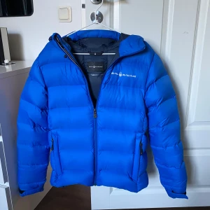 Sail Racing jacka - Hej, säljer denna sail racing jacka som passar perfekt nu till vintern . Den är i storlek S och passar perfekt till 170cm. Cond: 8/10 i med att där är ett hål i ryggen, därav priset. Nypris 4600kr priset kan diskuteras