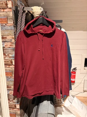 Ralph Lauren Hoodie - Säljer min Ralph lauren hoodie i bomull, T-shirt liknande känsla på kroppen. Nästintill oanvänd då det var ett spontanköp! Strl S och passar mig perfekt som är 170cm och väger 60kg