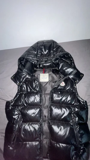 Moncler väst - Säljer moncler väst jätte bra skick nfc scanning funkar!!