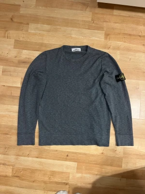 Stone Island Knitted sweater - In very good condition. Washtag and certilogo cut off but authentic 100%. Size M. Color is between grey and blue