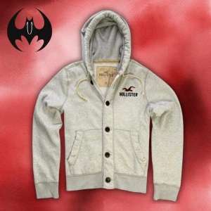 Vit hoodie cardigan Hollister (Sällsynt) - Sällsynt Vit hoodie cardigan med knappar och små gula fläckar i vänster arm | Extremt limiterade | Size XL men passar L | Längd: 70cm Armlängd: 69cm Axelbredd: 48cm | Passar för 182-195 cm 