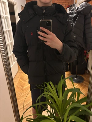 Ralph Lauren Jacka - Tjena, säljer nu denna riktigt feta Ralph Lauren jacka till vinter då jag ska köpa ny! Jackan är i storlek M och är använd cirka 1 vinter mer eller mindre och är fortfarande i topp skick! Är cirka 1,80 och väger runt 70 och som ni ser sitter den perfekt. Pris ej hugget i sten så tveka ej på att skicka iväg ett prisförslag!