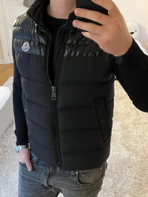 Moncler väst  - Moncler väst | Mycket bra skick | Size - M | Pris 3499 | Hör av dig vid minsta fråga eller fundering📩Obs liten defekt se sista bild!