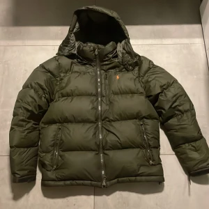 Ralph lauren jacka - Hej! Jag säljer denna Ralph lauren jacka då jag inte använder den längre. Skick 8/10 den är använd men fortfarande väldigt bra skick. Lite mörkare på nåt ställe-smuts. Nypris på denna ligger på runt 5000 tusen kronor. Storlek M. Hör av er om ni har några frågor.😊