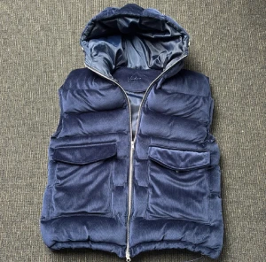 Vendiera väst - Skön mocha väst storlek XS passar större // finns spännen så man kan justera storleken! Köpte den från deras hemsida så kvitto finns!