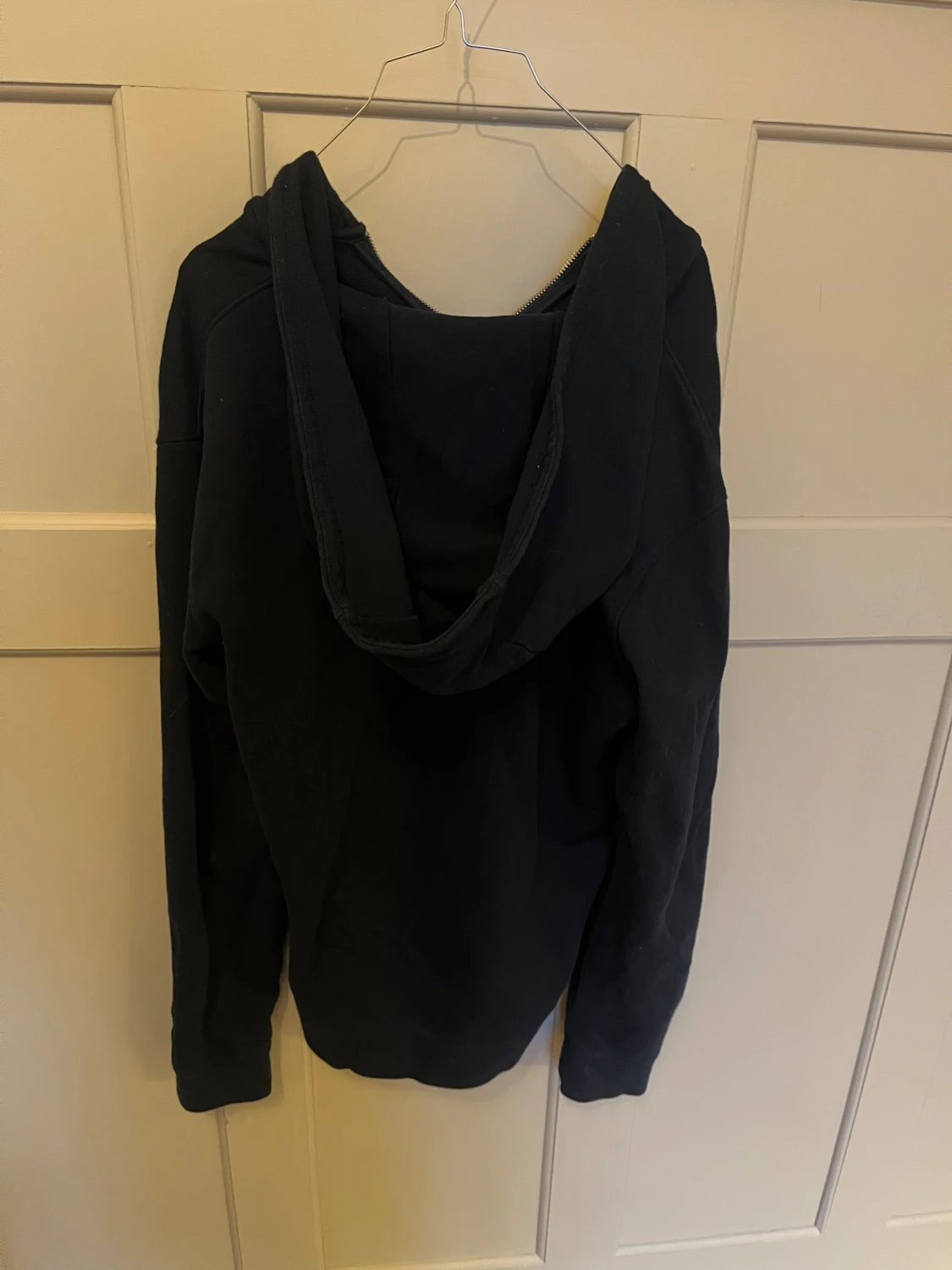 Svart hoodie med half zip från East West - 2