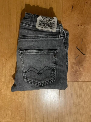 Replay jeans - Snygga replays, den har en slutning på benet och en liten matolja fläck som man knappt ser. Jag har inte prövat att tvätta bort den men jag ska pröva. Om ni är intresserade så kommer jag säga ifall fläcken har gått bort eller inte, om den går bort så är priset fast. Den passar mig som är 152.