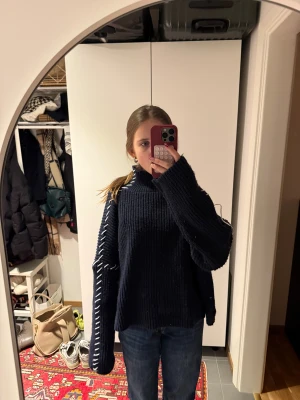 Snygg tröjja  - Säljer min jätte snygga tröja . Jag fick den i present och vet tyvärr inte svart dne är  ifrån eller storklek dne passar mig som är 167 och har storlekar Xs-S Eler M.