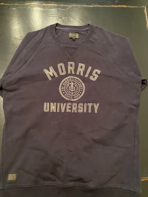 Marine blå Morris sweatshirt - Marine/mörk blå Morris sweatshirt. Inga skador.
